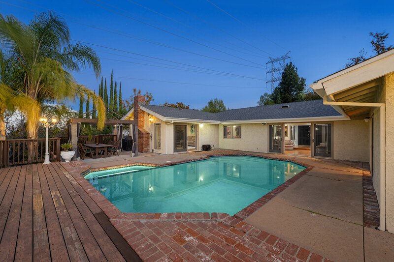 Jardín con alberca moderna