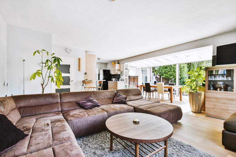 sala amplia con luz natural