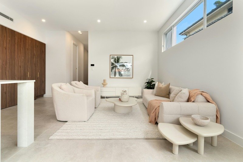 Sala amplia y moderna bien iluminada